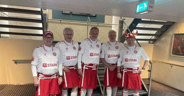 Dánski fanúšikovia hrajú so Škótskom vo svojom vlastnom zápase, keď Fanúšikovia Dánska vo svojich špeciálnych červených kiltoch mieria do Škótska na zápas Majstrovstiev sveta „winner bere all“.