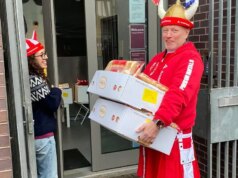 Dánski futbaloví fanúšikovia rozdajú pred zápasom majstrovstiev sveta 1 000 párkov pre Škótov bez domova Dánski fanúšikovia z ich slávneho Roliganbussen darujú 1000 párkov škótskym bezdomovcom
