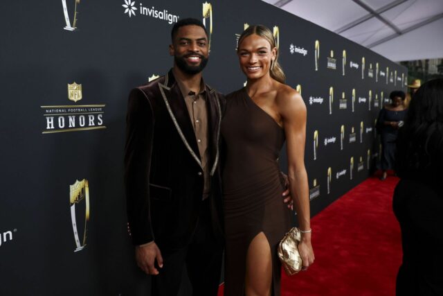 Darius Slayton ide celý kruh a navrhuje GF Anne Hall logo pochodového šialenstva