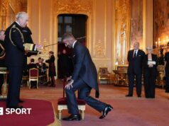 David Beckham dostáva rytiersky titul za zásluhy o futbal a britskú spoločnosť Troy Deeney and Moises Caicedo