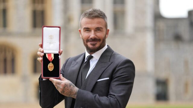 David Beckham formálne dostáva rytiersky titul za prínos pre futbal a spoločnosť
