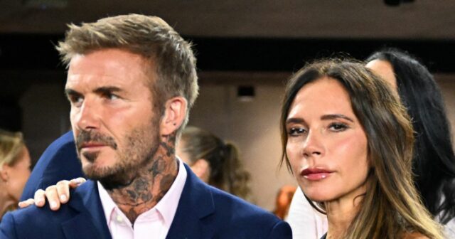 Spolumajiteľ Interu Miami David Beckham a jeho manželka, anglická módna návrhárka Victoria Beckham, sa pozerajú na zápas 32. kola futbalového Ligového pohára medzi Inter Miami CF a Orlando City.