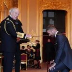 David Beckham sa konečne stáva rytierskym titulom ako ikona Anglicka, ktorú mu kráľ Charles odovzdal