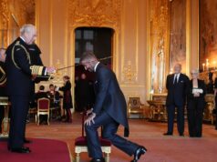 David Beckham sa stal rytierom na hrade Windsor ako kráľ Charles vyznamenáva hrdinu Man Utd Sir David Beckham sa stal rytierom bakalárom kráľom Karolom III