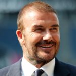 David Beckham si podáva ruku s britským kráľom Charlesom III., vedľa Meryl Streep, keď sa zúčastňujú na slávnostnom odovzdávaní cien King's Foundation, pri príležitosti 35. výročia založenia The King's Foundation.