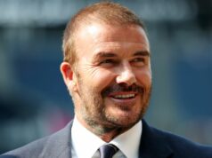 David Beckham zavolal na hrad Windsor, keď legenda Man Utd konečne dostala to, čo chcela David Beckham si podáva ruku s britským kráľom Charlesom III., vedľa Meryl Streep, keď sa zúčastňujú na slávnostnom odovzdávaní cien King's Foundation, pri príležitosti 35. výročia založenia The King's Foundation.