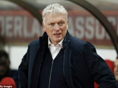 David Moyes tvrdí, že kvôli chybným „hlúpym“ rezerváciám útočníka je väčšia pravdepodobnosť, že bude nahradený David Moyes hovorí, že „hlúpe“ žlté karty nepomáhajú útočníkovi Thiernovi Barrymu v jeho úsilí byť hlavným mužom Evertonu