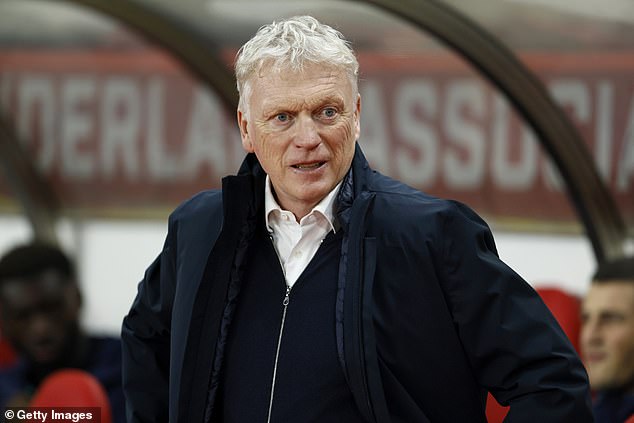 David Moyes tvrdí, že kvôli chybným „hlúpym“ rezerváciám útočníka je David Moyes hovorí, že „hlúpe“ žlté karty nepomáhajú útočníkovi Thiernovi Barrymu v jeho úsilí byť hlavným mužom Evertonu