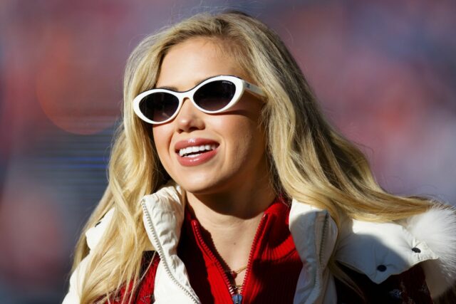 Dcéra hlavného majiteľa Gracie Huntová v rekapitulovanom príspevku o úteku logo pochodového šialenstva