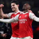 Declan Rice a Eberechi Eze oslavujú gól Arsenalu proti Tottenhamu Hotspur