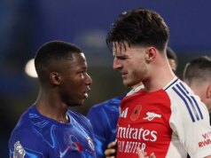 Declan Rice ukazuje skutočné farby gestom Moisesovi Caicedovi pred Chelsea vs Arsenal Moises Caicedo sa stretne s Declanom Riceom