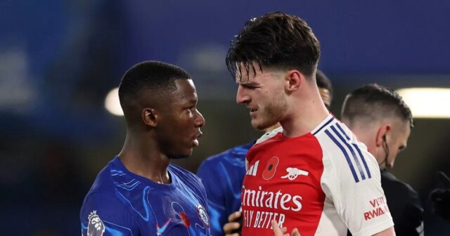 Declan Rice ukazuje skutočné farby gestom Moisesovi Caicedovi pred Chelsea Moises Caicedo sa stretne s Declanom Riceom