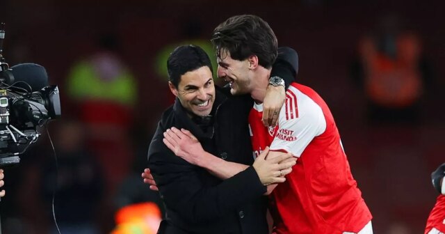 Mikel Arteta, hlavný tréner Arsenalu, oslavuje s Declanom Riceom