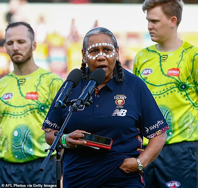 Defiant domorodá staršia vracia úder po tom, čo jej „úplne Domorodá staršia z Queenslandu Louisa Bonner (na snímke) sa v sobotu na finále AFLW dostala pod paľbu na slávnostnom uvítaní v krajine.