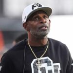 Deion Sanders z Colorada blokuje hráčov v rozhovoroch pre médiá