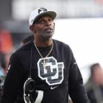 Deion Sanders z Colorada blokuje po prehre rozhovory s hráčmi