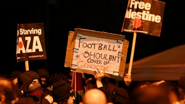 Demonštranti zatkli na futbalovom zápase Spojeného kráľovstva s izraelským tímom Demonštranti zatkli na futbalovom zápase Spojeného kráľovstva s izraelským tímom