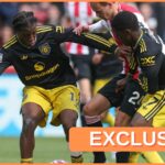 Kobbie Mainoo v predzápasovej rozcvičke za Man United