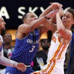 Desmond Bane z tímu Magic hodil po faule a vystrelil loptu na Okongwua