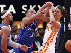 Desmond Bane z tímu Magic hodil po faule a vystrelil loptu na Okongwua Desmond Bane z tímu Magic hodil po faule a vystrelil loptu na Okongwua