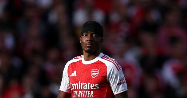 Noni Madueke počas zápasu Premier League medzi Arsenalom a Manchestrom City na Emirates Stadium. 