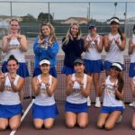 Dievčenský tenisový tím Agoura High sa odfotil po víťazstve 10:8 nad hostiteľom Torrance v semifinálovom zápase CIF-SS Division 4 v stredu 12. novembra 2025.