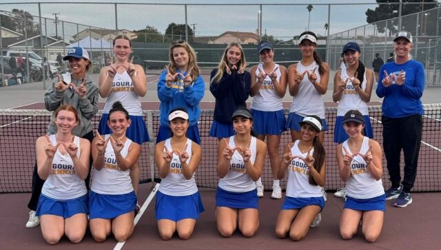 Dievčenský tenisový tím Agoura High sa odfotil po víťazstve 10:8 nad hostiteľom Torrance v semifinálovom zápase CIF-SS Division 4 v stredu 12. novembra 2025.