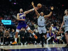 Dillon Brooks a Devin Booker spolu získali 49 bodov, keď Suns vyhrali 3. za sebou NBA: San Antonio Spurs v Phoenix Suns
