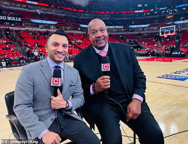 Divoké volanie hlásateľa Chicago Bulls o víťazovi zápasu sa stalo Stacey King (R) ohromil mladších fanúšikov svojou oslavou po výstrele spojky v utorok