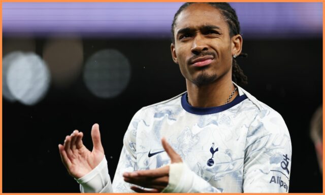 Djed Spence sa zapojil do ostrého stretu s manažérom Thomasom Frankom
