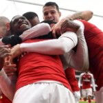 Danny Welbeck z Arsenalu oslavuje strelenie druhého gólu svojich strán s Alexisom Sanchezom z Arsenalu počas zápasu Premier League medzi Arsenalom a Manchestrom United na Emirates Stadium 7. mája 2017 v Londýne v Anglicku.