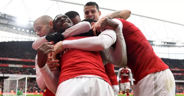 Do Arsenalu som prišiel po tom, čo ma Man Utd Danny Welbeck z Arsenalu oslavuje strelenie druhého gólu svojich strán s Alexisom Sanchezom z Arsenalu počas zápasu Premier League medzi Arsenalom a Manchestrom United na Emirates Stadium 7. mája 2017 v Londýne v Anglicku.