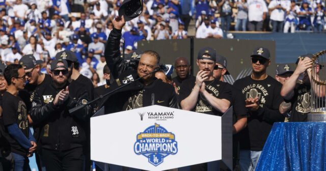 Dodgers oslavujú opakovanie titulu Svetovej série s ďalším zhromaždením na štadióne
