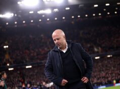 Dokáže Arne Slot zachrániť svoju prácu pred troskami sezóny v Liverpoole? Arne Slot sledoval, ako bol Liverpool zbitý v domácom zápase Ligy majstrov (Getty)