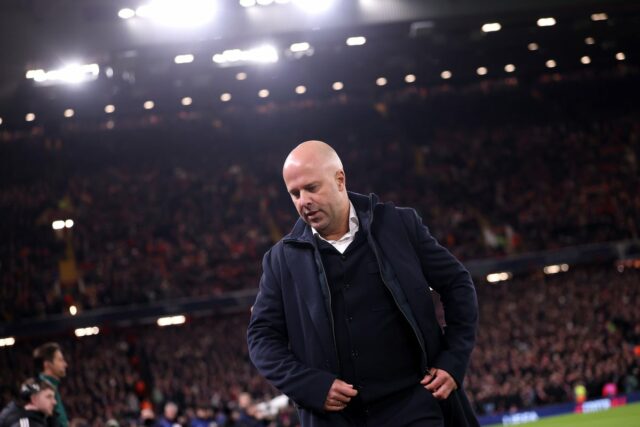 Dokáže Arne Slot zachrániť svoju prácu pred troskami sezóny v Arne Slot sledoval, ako bol Liverpool zbitý v domácom zápase Ligy majstrov (Getty)