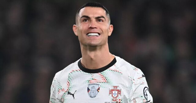 Cristiano Ronaldo z Portugalska reaguje na zápas kvalifikácie MS 2026 medzi Írskou republikou a Portugalskom 