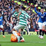 Kopačka Austona Trustyho prichádza do kontaktu s hlavou brankára Rangers Jacka Butlanda