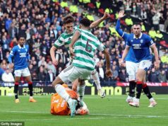 Dokonca aj Kevin Thelwell je schopný vidieť, že škótske rozhodovanie je hrozné Kopačka Austona Trustyho prichádza do kontaktu s hlavou brankára Rangers Jacka Butlanda