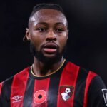 LIVERPOOL, ANGLICKO - 15. AUGUSTA: Antoine Semenyo z Bournemouthu oslavuje po strelení gólu na 2:2 počas zápasu Premier League medzi Liverpoolom a Bournemouthom na Anfielde 15. augusta 2025 v anglickom Liverpoole. (Foto Robin Jones - AFC Bournemouth/AFC Bournemouth cez Getty Images)