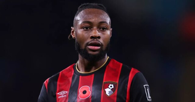 LIVERPOOL, ANGLICKO - 15. AUGUSTA: Antoine Semenyo z Bournemouthu oslavuje po strelení gólu na 2:2 počas zápasu Premier League medzi Liverpoolom a Bournemouthom na Anfielde 15. augusta 2025 v anglickom Liverpoole. (Foto Robin Jones - AFC Bournemouth/AFC Bournemouth cez Getty Images)