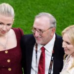 Edward Glazer (v strede), ktorého rodina je väčšinovým vlastníkom Manchestru United, bol vo finále Európskej ligy, keď tím Rubena Amorima prehral s Tottenhamom.