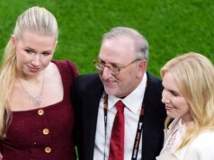 Doložka o prevzatí Man Utd odhalená po Glazerovom posolstve a kontroverzii Turki Al-Sheikh Edward Glazer (v strede), ktorého rodina je väčšinovým vlastníkom Manchestru United, bol vo finále Európskej ligy, keď tím Rubena Amorima prehral s Tottenhamom.