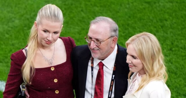 Edward Glazer (v strede), ktorého rodina je väčšinovým vlastníkom Manchestru United, bol vo finále Európskej ligy, keď tím Rubena Amorima prehral s Tottenhamom.