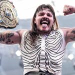 Hook proti sebe s The Opps (s Eddiem Kingstonom a Hangman Page) v Wednesday Night Dynamite (Obrázok: All Elite Wrestling na YouTube)