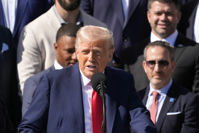 Donald Trump kladie veľkú požiadavku tímu NFC vo výške 7 logo pochodového šialenstva