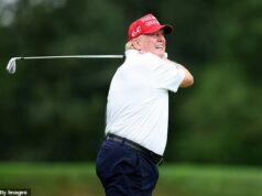 Donald Trump predviedol šialený golfový úder počas kola s Brooksom Koepkom a Waynom Gretzkým Donald Trump tento týždeň opäť predviedol svoj pôsobivý talent na golfovom ihrisku