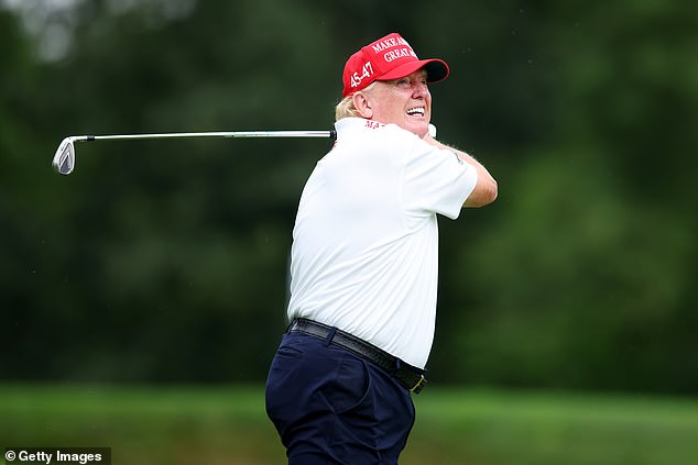 Donald Trump predviedol šialený golfový úder počas kola s Brooksom Donald Trump tento týždeň opäť predviedol svoj pôsobivý talent na golfovom ihrisku