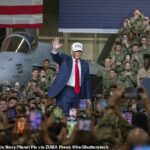 Donald Trump viedol skandovanie „ooorah“ so skupinou nových námorníkov v show The Pat McAfee