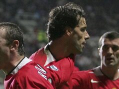 Dozvedel som sa alarmujúci plán, ktorý pre mňa Chelsea mala, keby som sa pridal – namiesto toho som podpísal zmluvu s Man Utd Wayne Rooney oslavuje s Man Utd.