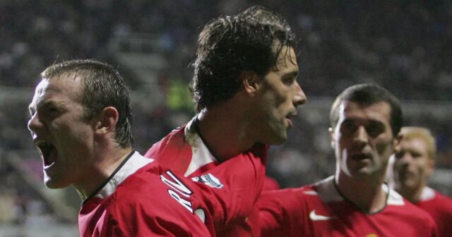 Dozvedel som sa alarmujúci plán, ktorý pre mňa Chelsea mala, Wayne Rooney oslavuje s Man Utd.